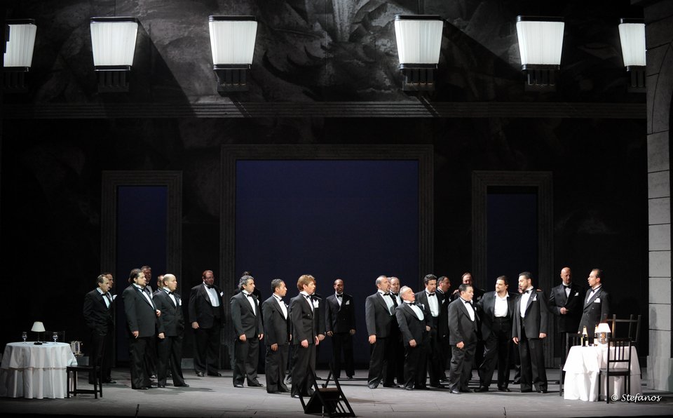 Ο δημοφιλής Ριγολέττος και το αλαζονικό περιβάλλον του Δούκα ζωντανεύουν στην εποχή του Μουσολίνι [βίντεο] | iefimerida.gr 3