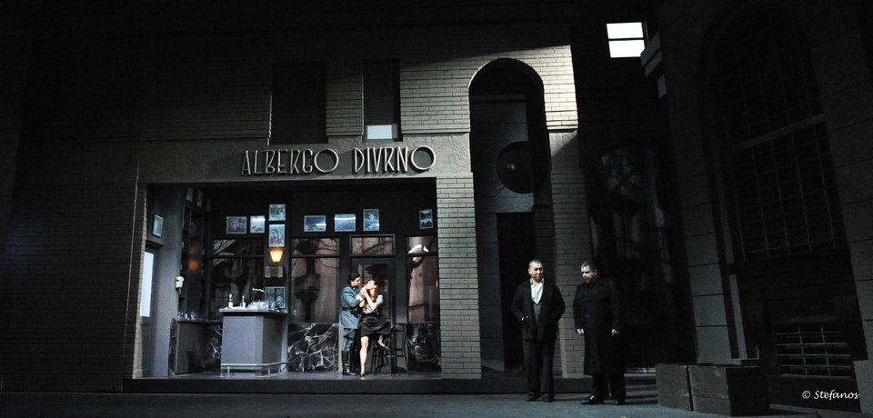 Ο δημοφιλής Ριγολέττος και το αλαζονικό περιβάλλον του Δούκα ζωντανεύουν στην εποχή του Μουσολίνι [βίντεο] | iefimerida.gr 2