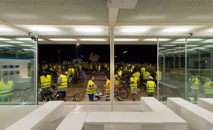 Εκατοντάδες ποδηλάτες με κίτρινα φοσφοριζέ γιλέκα κατέκλυσαν μεσάνυχτα το εργοτάξιο του Κέντρου Πολιτισμού Ιδρυμα Σταύρος Νιάρχος [εικόνες] | iefimerida.gr 5