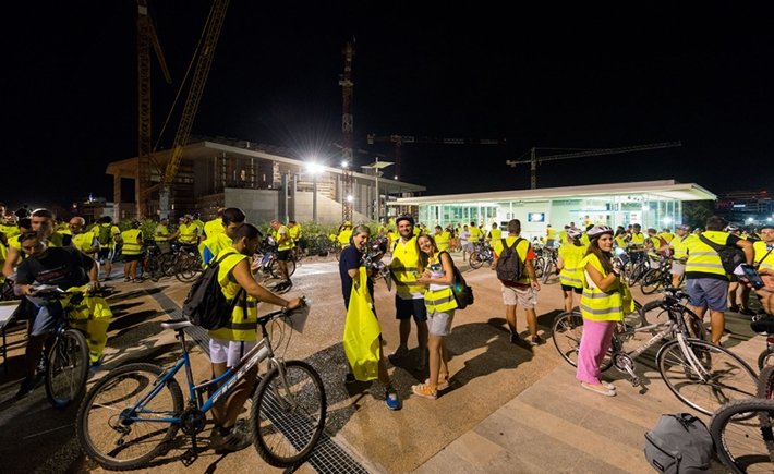 Εκατοντάδες ποδηλάτες με κίτρινα φοσφοριζέ γιλέκα κατέκλυσαν μεσάνυχτα το εργοτάξιο του Κέντρου Πολιτισμού Ιδρυμα Σταύρος Νιάρχος [εικόνες] | iefimerida.gr 6