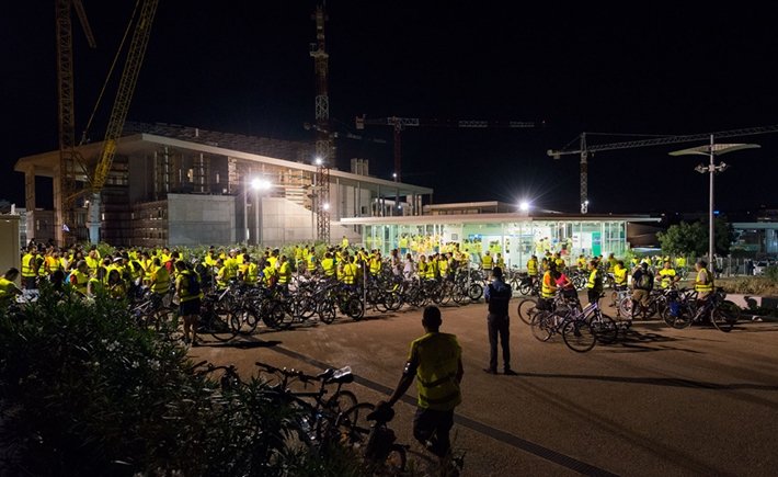 Εκατοντάδες ποδηλάτες με κίτρινα φοσφοριζέ γιλέκα κατέκλυσαν μεσάνυχτα το εργοτάξιο του Κέντρου Πολιτισμού Ιδρυμα Σταύρος Νιάρχος [εικόνες] | iefimerida.gr 1