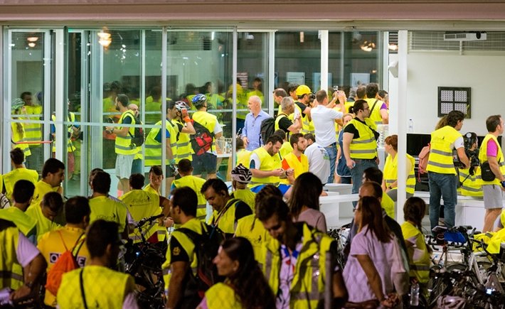 Εκατοντάδες ποδηλάτες με κίτρινα φοσφοριζέ γιλέκα κατέκλυσαν μεσάνυχτα το εργοτάξιο του Κέντρου Πολιτισμού Ιδρυμα Σταύρος Νιάρχος [εικόνες] | iefimerida.gr 4