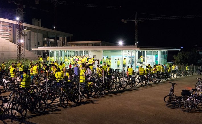 Εκατοντάδες ποδηλάτες με κίτρινα φοσφοριζέ γιλέκα κατέκλυσαν μεσάνυχτα το εργοτάξιο του Κέντρου Πολιτισμού Ιδρυμα Σταύρος Νιάρχος [εικόνες] | iefimerida.gr 3