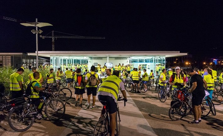 Εκατοντάδες ποδηλάτες με κίτρινα φοσφοριζέ γιλέκα κατέκλυσαν μεσάνυχτα το εργοτάξιο του Κέντρου Πολιτισμού Ιδρυμα Σταύρος Νιάρχος [εικόνες] | iefimerida.gr 2