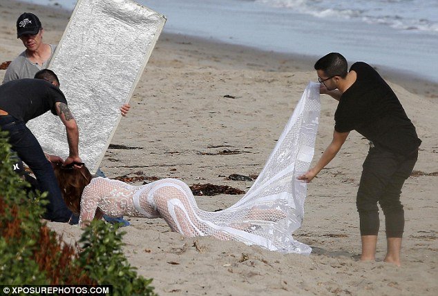 Η Σίντι Κρόφορντ στην παραλία πιο αποκαλυπτική από ποτέ με ένα διάφανο φόρεμα [εικόνες] | iefimerida.gr 2