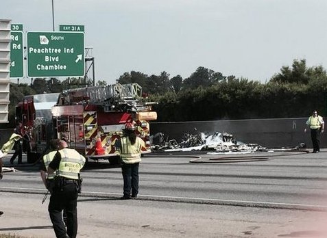 Τραγωδία με 4 νεκρούς στην Ατλάντα – Αεροπλάνο συνετρίβη σε κεντρική λεωφόρο της πόλης [εικόνες & βίντεο] | iefimerida.gr 2