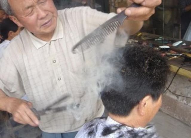 73χρονος κουρέας χρησιμοποιεί την πανάρχαια κινεζική τέχνη κουρέματος με καυτές λαβίδες και γίνεται ανάρπαστος [εικόνες & βίντεο] | iefimerida.gr 1