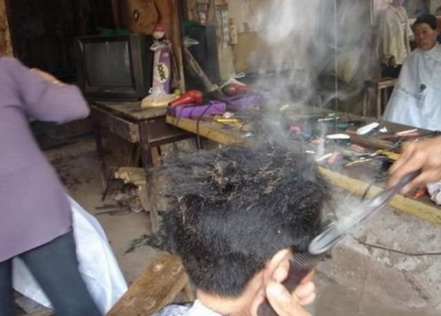 73χρονος κουρέας χρησιμοποιεί την πανάρχαια κινεζική τέχνη κουρέματος με καυτές λαβίδες και γίνεται ανάρπαστος [εικόνες & βίντεο] | iefimerida.gr 5