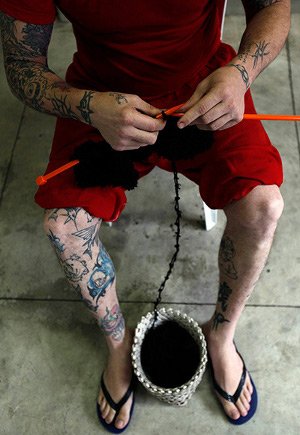 Μία καλή, μία ανάποδη – Γιατί δολοφόνοι και επικίνδυνοι κακοποιοί άρχισαν να πλέκουν [εικόνες] | iefimerida.gr 3