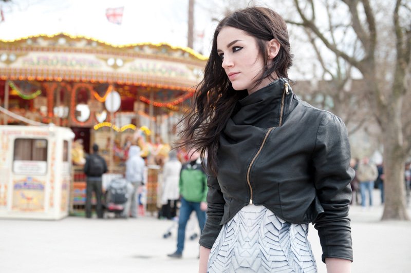 Μετά το cropped top έρχεται το cropped jacket: Το πανωφόρι που κάνει θραύση -Πώς φοριέται [εικόνες] | iefimerida.gr 10