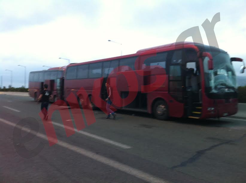 Καραμπόλα με πέντε λεωφορεία από το κονβόι των οπαδών του ΠΑΟΚ - Επίθεση με πέτρες σε ένα πούλμαν [εικόνες] | iefimerida.gr 5