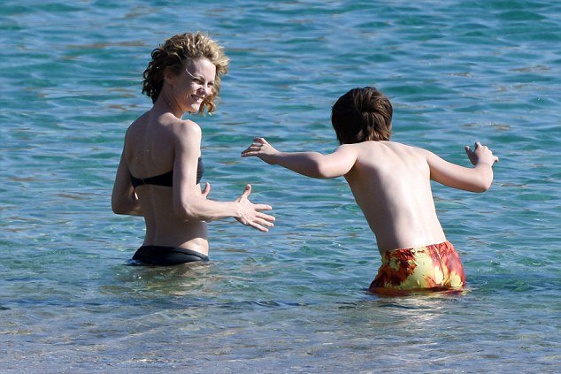 Η Βανέσα Παραντί πίνει ούζα στην Ελλάδα [εικόνες] | iefimerida.gr 7