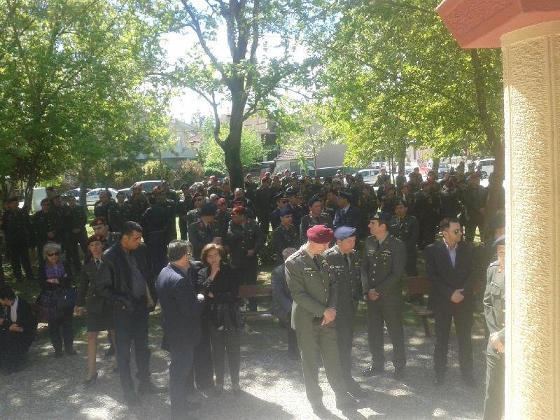 Θρήνος στην κηδεία του χειριστή του μοιραίου στρατιωτικού ελικοπτέρου [εικόνες] | iefimerida.gr 14