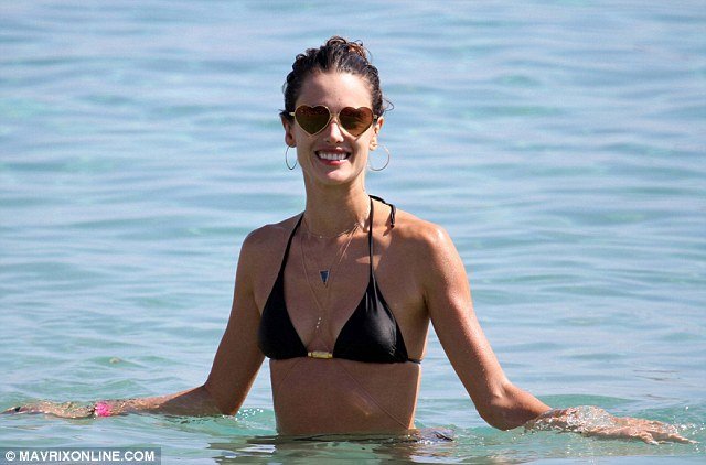 Η Aλεσάντρα Αμπρόσιο στην  Ελλάδα - Βουτιές με μαύρο μικροσκοπικό μπικίνι [εικόνες]  | iefimerida.gr 1