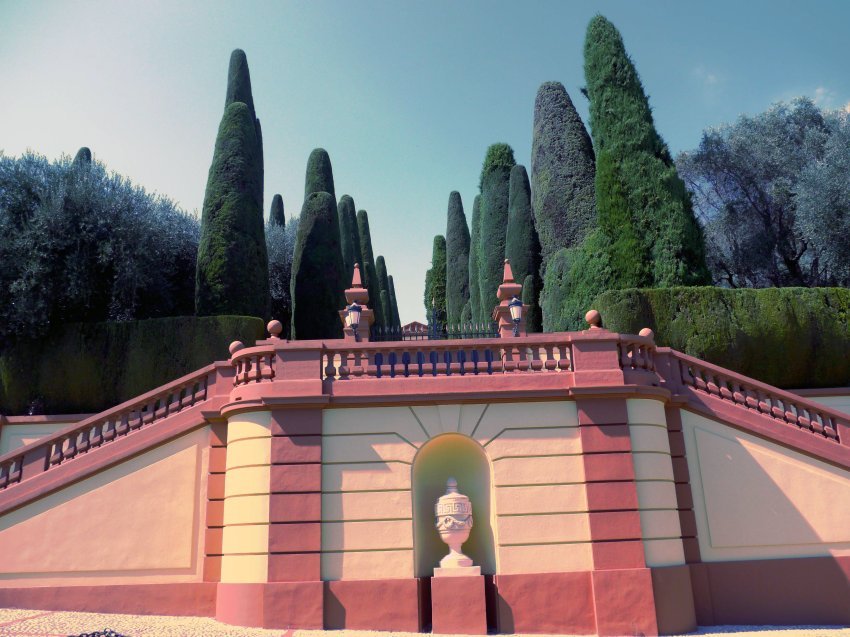 Σ' αυτό το χωριό στη νότια Γαλλία αποσύρονται οι γηρασμένοι σταρ - Σε ταπεινές βίλες 100.000 ευρώ την εβδομάδα [εικόνες] | iefimerida.gr 6