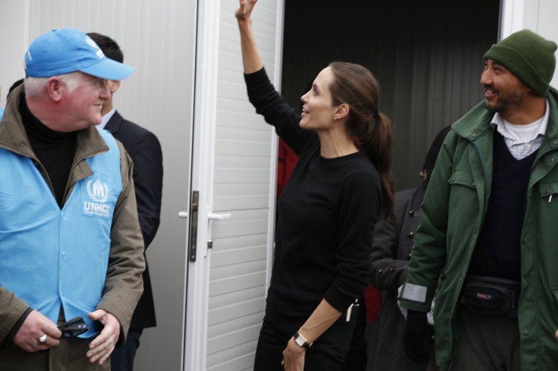 Η οικογένεια προσφύγων που συνάντησε η Τζολί στον Πειραιά -Τι συζήτησε μαζί τους [εικόνες] | iefimerida.gr 2
