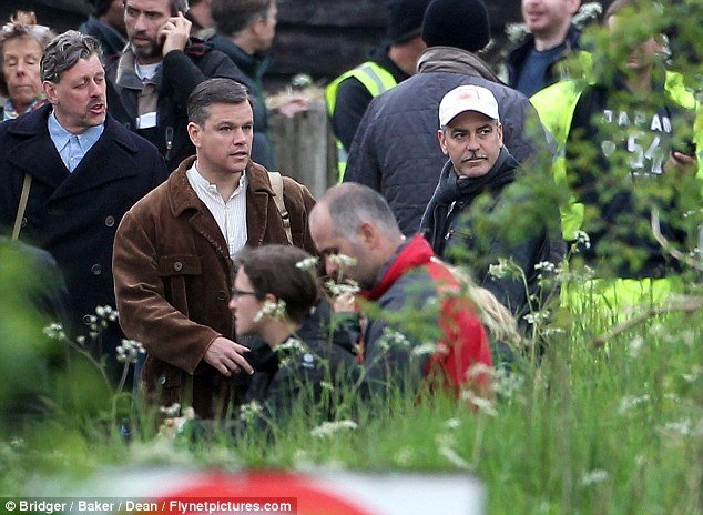 Ο Τζορτζ Κλούνεϊ και ο Ματ Ντέιμον καβάλα στο άλογο στη βρετανική εξοχή [εικόνες]  | iefimerida.gr 1