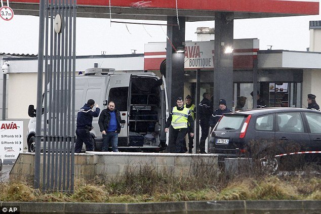 Ντοκουμέντο: Οι μακελάρηδες του Charlie Hebdo με τον εκτοξευτή ρουκετών στην πλάτη ληστεύουν βενζινάδικο [εικόνες] | iefimerida.gr 2