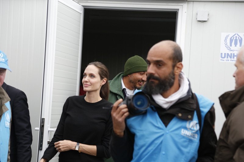 Η οικογένεια προσφύγων που συνάντησε η Τζολί στον Πειραιά -Τι συζήτησε μαζί τους [εικόνες] | iefimerida.gr 3