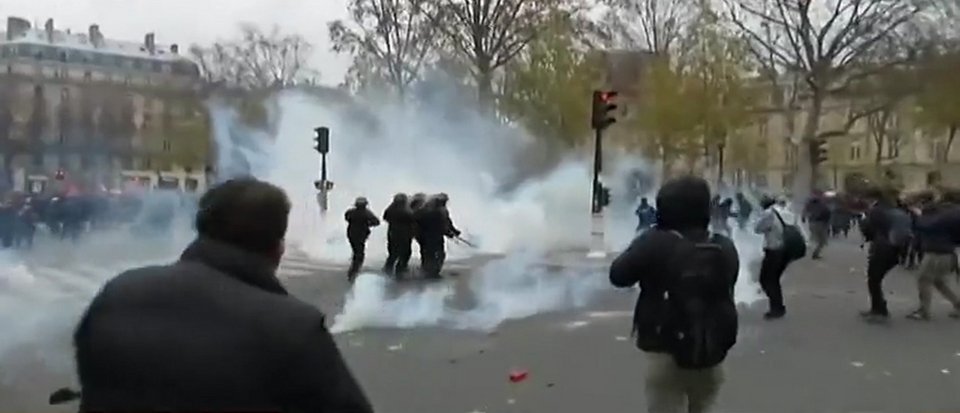 Αγρια επεισόδια στο Παρίσι – Δακρυγόνα κατά διαδηλωτών για την κλιματική αλλαγή [εικόνες & βίντεο] | iefimerida.gr 1