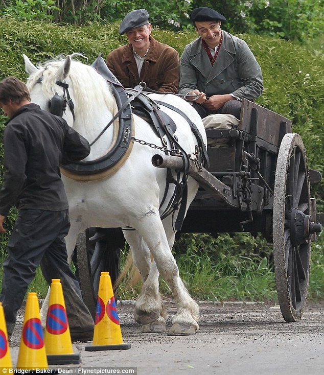 Ο Τζορτζ Κλούνεϊ και ο Ματ Ντέιμον καβάλα στο άλογο στη βρετανική εξοχή [εικόνες]  | iefimerida.gr 2
