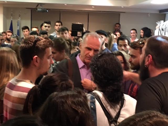 Φοιτητές εισέβαλαν σε αίθουσα λίγο πριν μιλήσει η Ράνια Αντωνοπούλου -Αποκλεισμένη η υπουργός [εικόνες] | iefimerida.gr 0