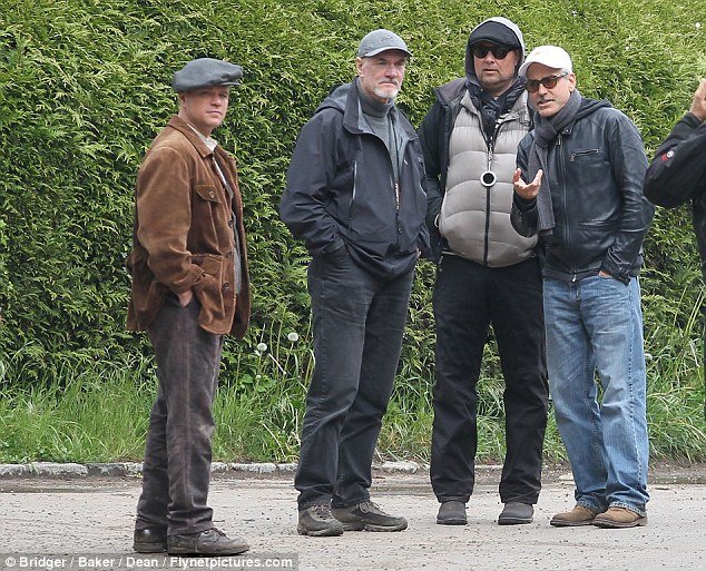 Ο Τζορτζ Κλούνεϊ και ο Ματ Ντέιμον καβάλα στο άλογο στη βρετανική εξοχή [εικόνες]  | iefimerida.gr 6