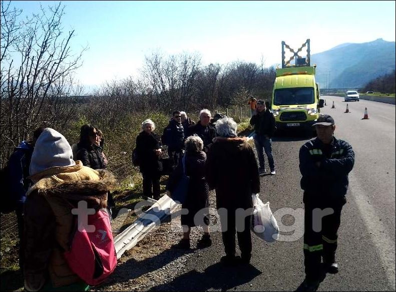 Ανετράπη ΚΤΕΛ στην εθνική οδό: Καλά στην υγεία τους οι επιβάτες [εικόνες] | iefimerida.gr 1