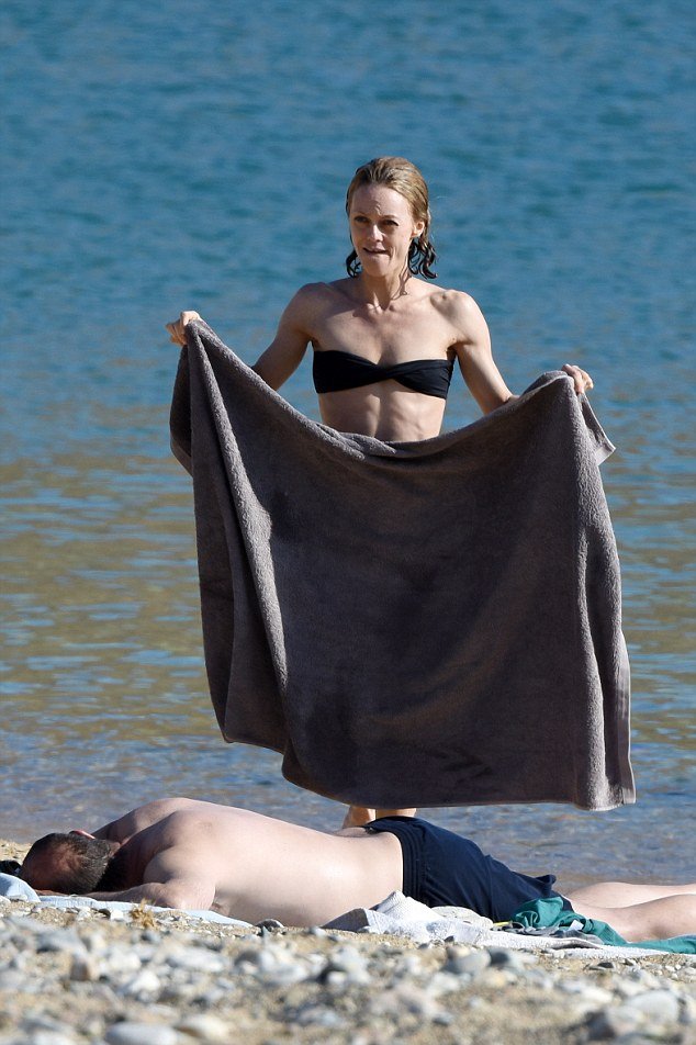 Η Βανέσα Παραντί πίνει ούζα στην Ελλάδα [εικόνες] | iefimerida.gr 3