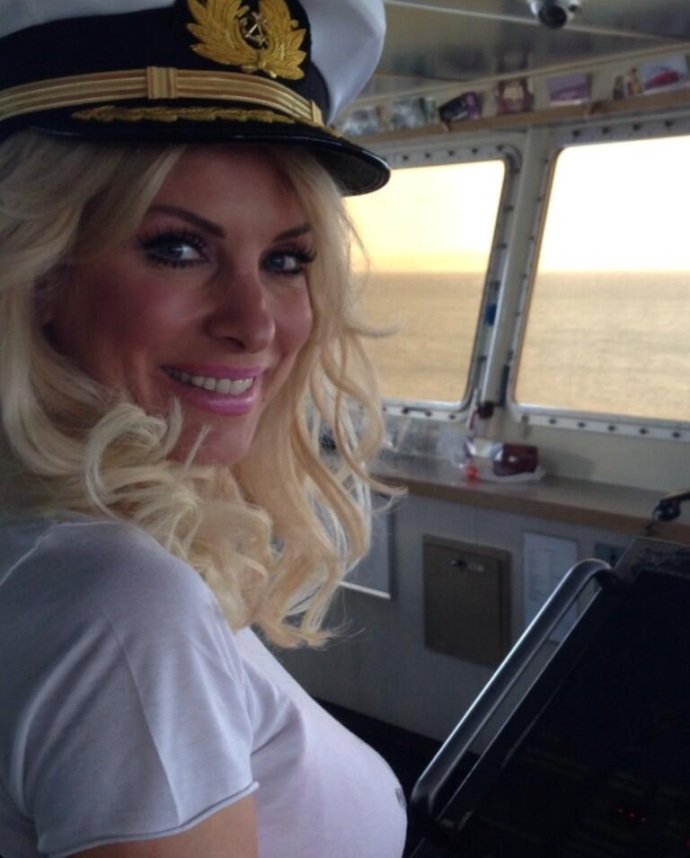 H Μενεγάκη με καπέλο καπετάνιου στο πηδάλιο του πλοίου της γραμμής για Άνδρο [εικόνες] | iefimerida.gr 1