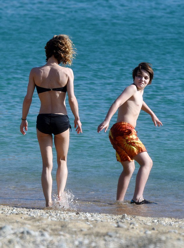 Η Βανέσα Παραντί πίνει ούζα στην Ελλάδα [εικόνες] | iefimerida.gr 6