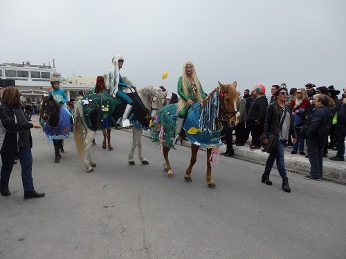 Το καρναβάλι στη Νάξο εμπνευσμένο από τη μυθολογία [εικόνες & βίντεο] | iefimerida.gr 1