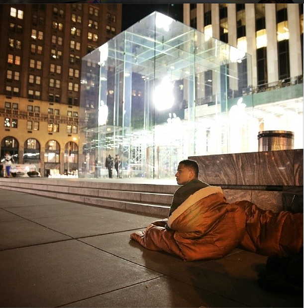 Θραύση κάνει το έξυπνο και ... ενοχλητικό φιλμ με τις ουρές των Αμερικανών για το νέο iphone [βίντεο] | iefimerida.gr 0