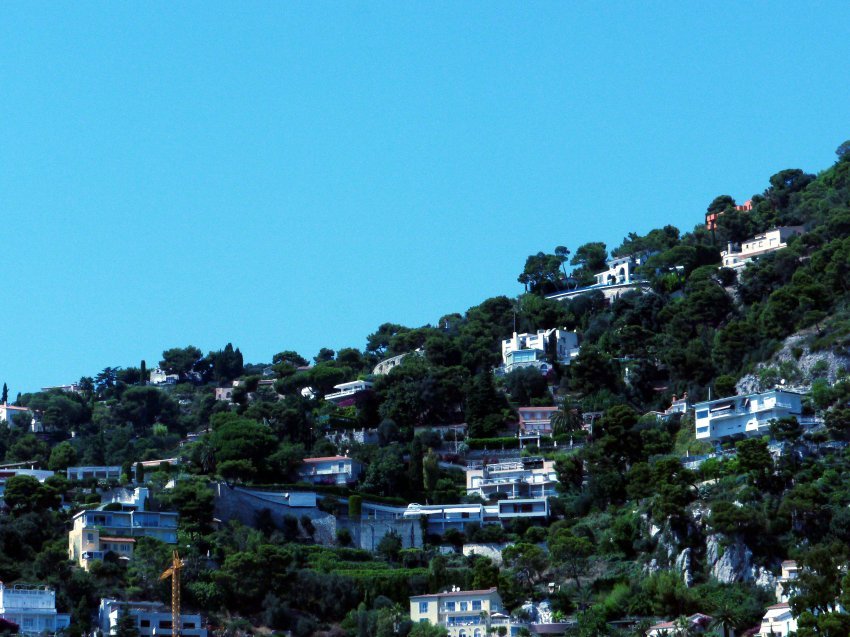 Σ' αυτό το χωριό στη νότια Γαλλία αποσύρονται οι γηρασμένοι σταρ - Σε ταπεινές βίλες 100.000 ευρώ την εβδομάδα [εικόνες] | iefimerida.gr 5