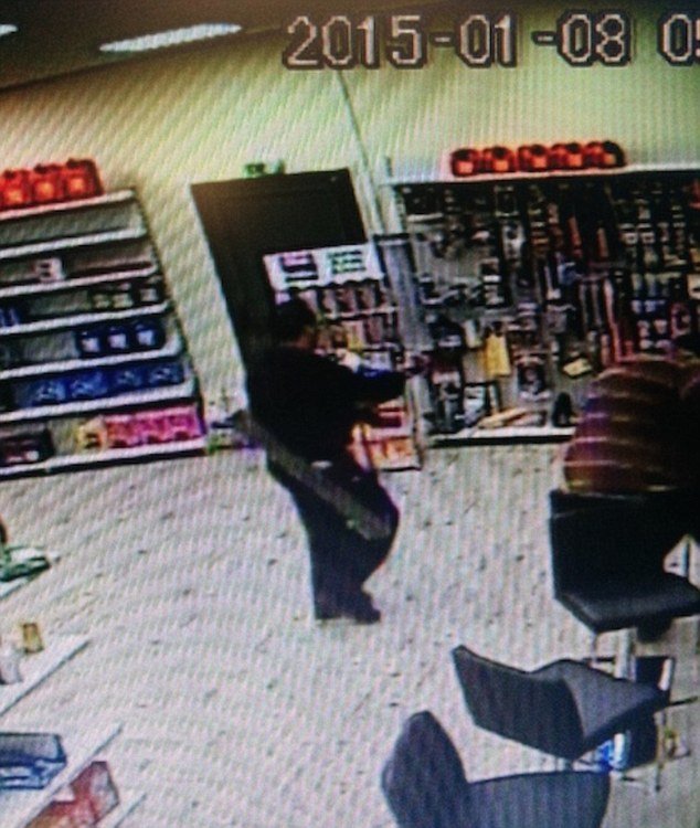 Ντοκουμέντο: Οι μακελάρηδες του Charlie Hebdo με τον εκτοξευτή ρουκετών στην πλάτη ληστεύουν βενζινάδικο [εικόνες] | iefimerida.gr 0