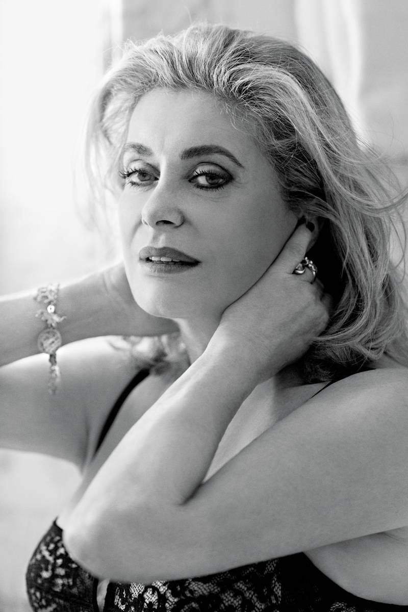 Με διαφανή εσώρουχα και δωδεκάποντα Louboutin ποζάρει η Κατρίν Ντενέβ στα 70 της, για τους New York Times [εικόνες] | iefimerida.gr 2