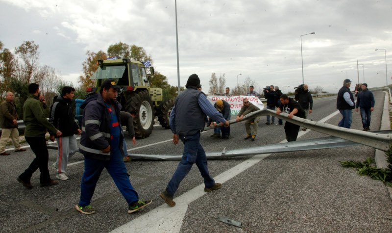 Οι αγρότες έπιασαν στον ύπνο την ΕΛ.ΑΣ στην Αττική Οδό -Εσπασαν τις μπάρες και έκλεισαν το δρόμο [εικόνες]  | iefimerida.gr 8