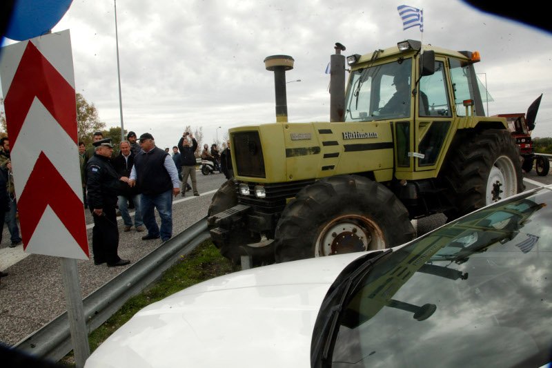 Οι αγρότες έπιασαν στον ύπνο την ΕΛ.ΑΣ στην Αττική Οδό -Εσπασαν τις μπάρες και έκλεισαν το δρόμο [εικόνες]  | iefimerida.gr 0