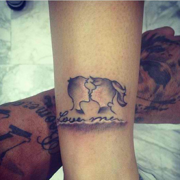 Η Χριστίνα Κολέτσα ξαπλωμένη, με καυτό σορτσάκι, χτυπά το νέο της τατουάζ [εικόνα] | iefimerida.gr 1