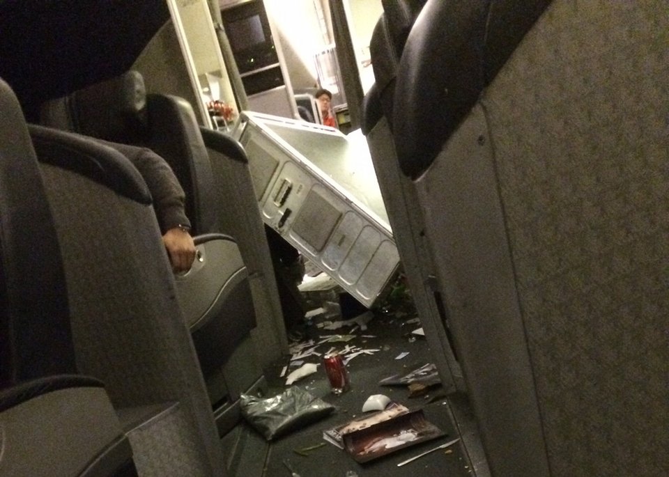 Τρόμος στον αέρα: Αεροπλάνο πέφτει σε καταιγίδα -Ανθρωποι και αντικείμενα εκσφενδονίζονται [βίντεο & εικόνες] | iefimerida.gr 1