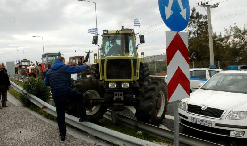 Οι αγρότες έπιασαν στον ύπνο την ΕΛ.ΑΣ στην Αττική Οδό -Εσπασαν τις μπάρες και έκλεισαν το δρόμο [εικόνες]  | iefimerida.gr 1