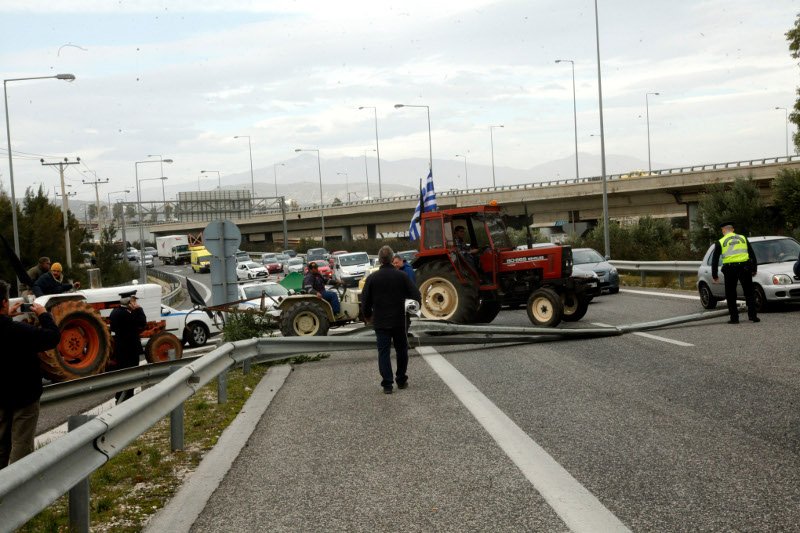 Οι αγρότες έπιασαν στον ύπνο την ΕΛ.ΑΣ στην Αττική Οδό -Εσπασαν τις μπάρες και έκλεισαν το δρόμο [εικόνες]  | iefimerida.gr 2