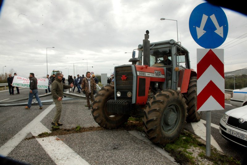 Οι αγρότες έπιασαν στον ύπνο την ΕΛ.ΑΣ στην Αττική Οδό -Εσπασαν τις μπάρες και έκλεισαν το δρόμο [εικόνες]  | iefimerida.gr 3