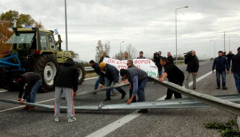Οι αγρότες έπιασαν στον ύπνο την ΕΛ.ΑΣ στην Αττική Οδό -Εσπασαν τις μπάρες και έκλεισαν το δρόμο [εικόνες]  | iefimerida.gr 4
