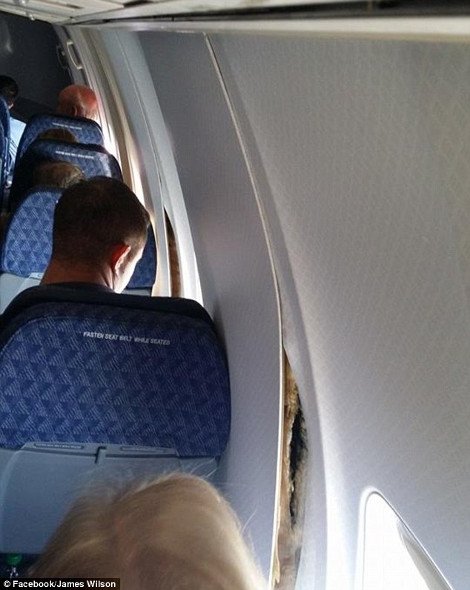 Τρόμος στον αέρα: Σκίστηκαν οι τοίχοι σε αεροσκάφος εν πτήσει! - Πανικός στους επιβάτες, αναγκαστική προσγείωση [εικόνες] | iefimerida.gr 0