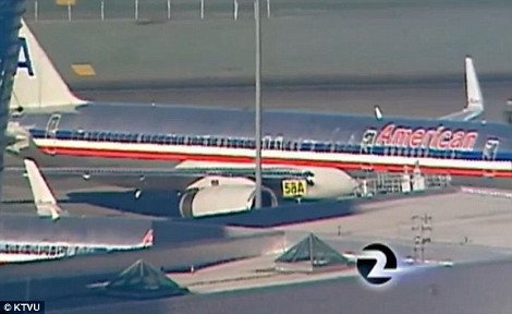 Τρόμος στον αέρα: Σκίστηκαν οι τοίχοι σε αεροσκάφος εν πτήσει! - Πανικός στους επιβάτες, αναγκαστική προσγείωση [εικόνες] | iefimerida.gr 3