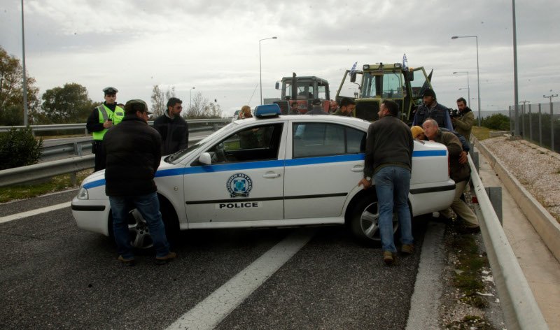Οι αγρότες έπιασαν στον ύπνο την ΕΛ.ΑΣ στην Αττική Οδό -Εσπασαν τις μπάρες και έκλεισαν το δρόμο [εικόνες]  | iefimerida.gr 5