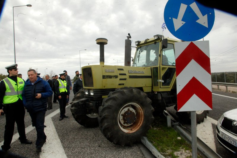Οι αγρότες έπιασαν στον ύπνο την ΕΛ.ΑΣ στην Αττική Οδό -Εσπασαν τις μπάρες και έκλεισαν το δρόμο [εικόνες]  | iefimerida.gr 7