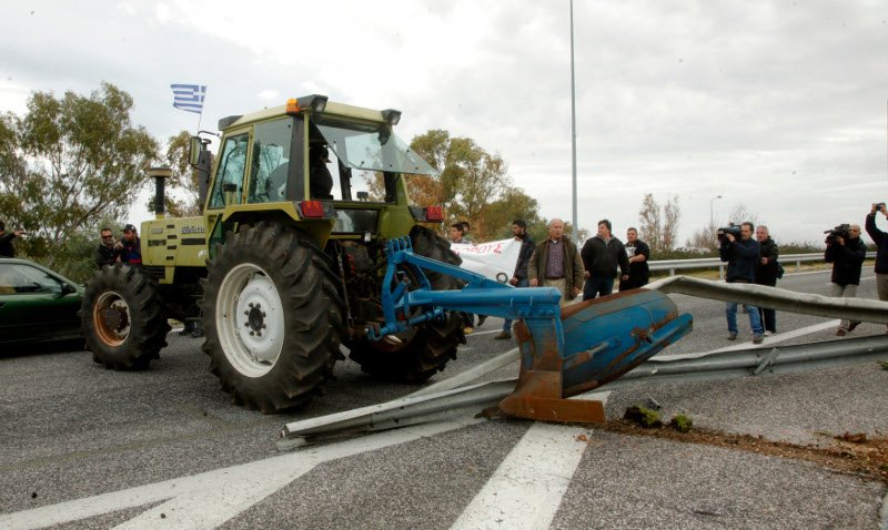 Οι αγρότες έπιασαν στον ύπνο την ΕΛ.ΑΣ στην Αττική Οδό -Εσπασαν τις μπάρες και έκλεισαν το δρόμο [εικόνες]  | iefimerida.gr 9