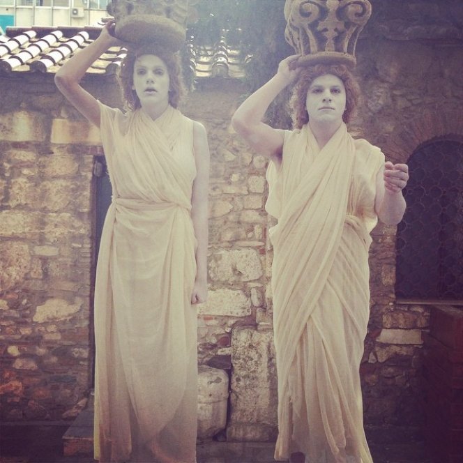 O Kώστας Δόξας και η Σάσα Σταμάτη ντύθηκαν Καρυάτιδες [εικόνα] | iefimerida.gr 0